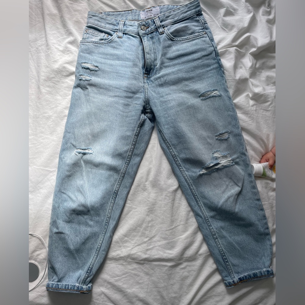 Loose fit jeans with rips